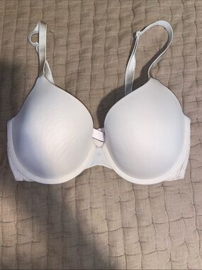 Victoria's secrets lightly lined semi t shirt bra